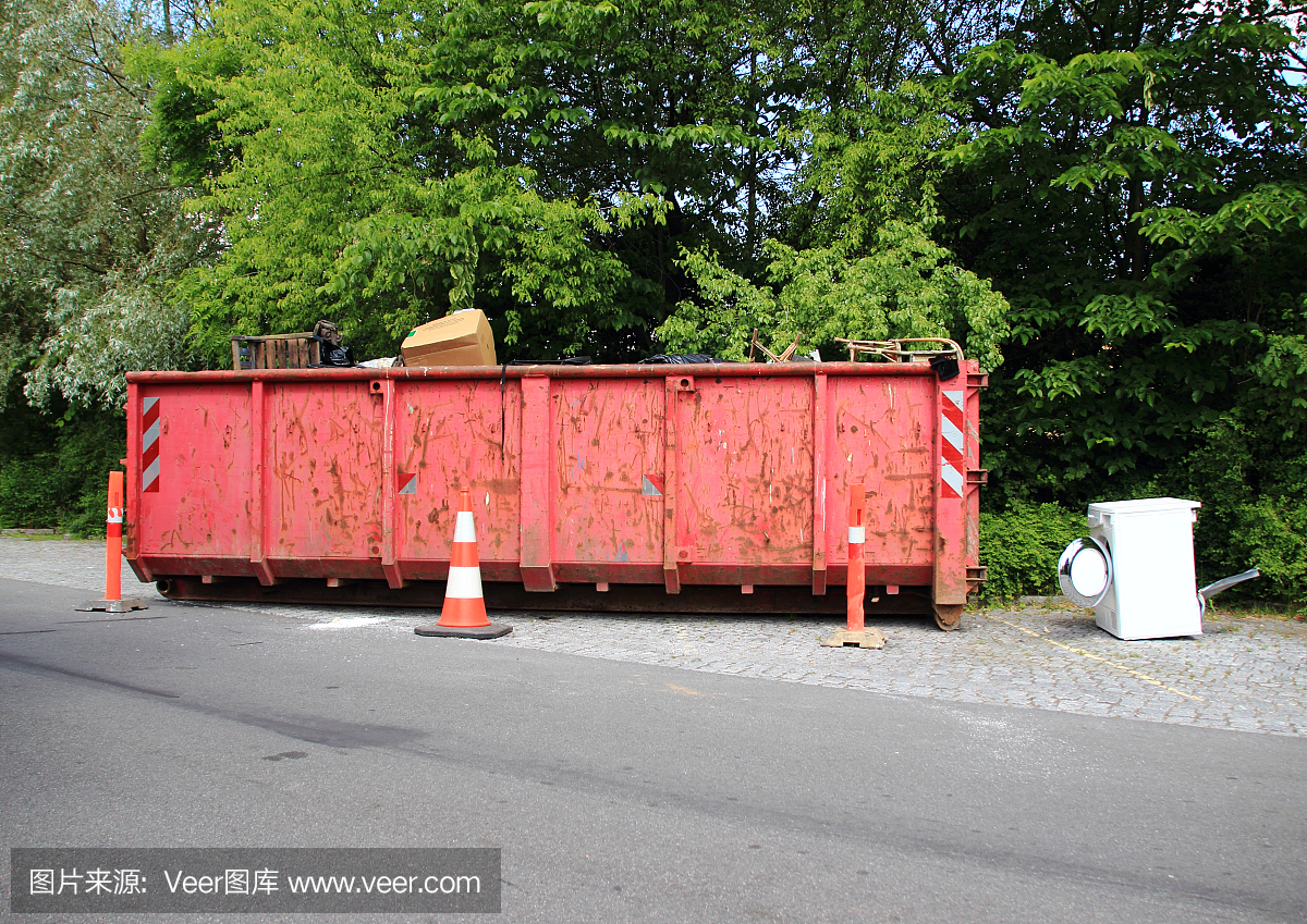 停車場工廠的垃圾桶在后面
