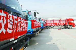 救援車隊(duì)再次出征 我省第4支運(yùn)輸保障車隊(duì)18輛車昨日出發(fā),承擔(dān)西寧至玉樹救災(zāi)物資轉(zhuǎn)運(yùn)任務(wù)