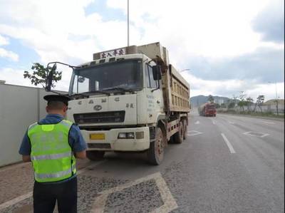 嚴厲打擊!新興縣交通運輸局對“貨物運輸車輛揚撒污染公路”行為進行專項整治