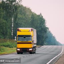 采購產(chǎn)品卡車或拖拉機單元,原動機,牽引單元在運動的道路上,高速公路。森林景觀背景下的瀝青高速公路。商業(yè)運輸和卡車運輸行業(yè)
