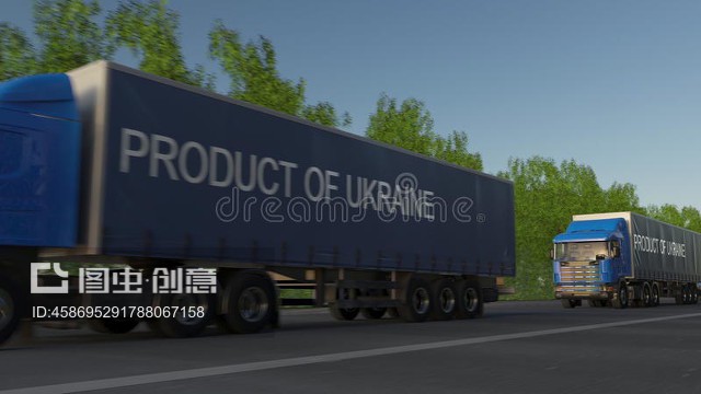 拖車上有烏克蘭產品標題的移動貨運半卡車。道路貨物運輸。3D渲染Moving freight semi trucks with PRODUCT OF UKRAINE caption on the trailer. Road cargo transportation. 3D rendering